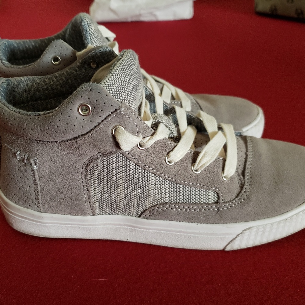 Tom's sneakers